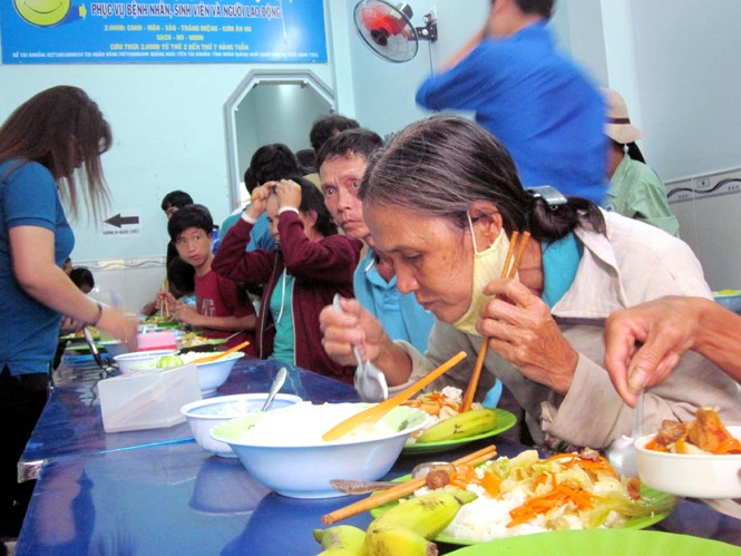 200 suất cơm siêu rẻ mỗi ngày cho người nghèo - ảnh 5